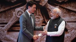 Премиерът на Канада Джъстин Трюдо се ръкува с министър-председателя на Индия Нарендра Моди преди срещата на върха на водачите на Г-20 в Ню Делхи на 9 септември.