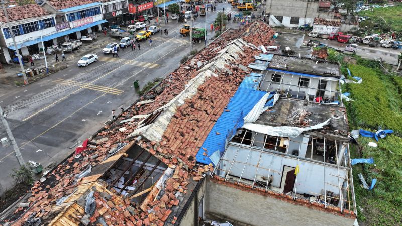 10 мъртви, след като торнадо разкъса два града в Източен Китай