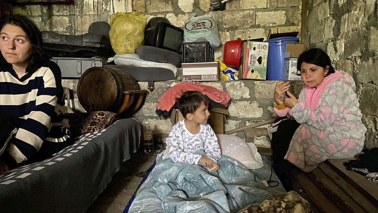 Niños refugiados durante el bombardeo de Stepanakert por parte de Azerbaiyán durante la noche del martes.