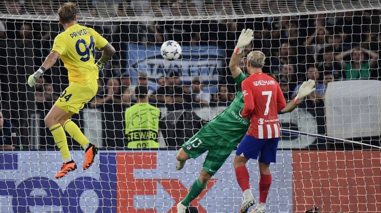 TOPSHOT - Lazio's Italian goalkeeper #94 Ivan Provedel (L) scores in the last minute during the UEFA Champions League 1st round group E football match between Lazio and Atletico Madrid at the Olympic stadium in Rome on September 19, 2023. (Photo by Filippo MONTEFORTE / AFP) (Photo by FILIPPO MONTEFORTE/AFP via Getty Images)