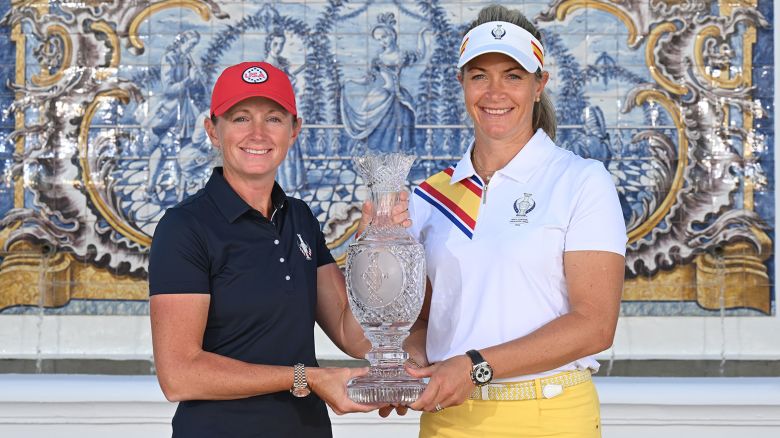 CASARES, SPAIN - SEPTEMBER 19: Stacy Lewis, captain of team USA  and Suzann Pettersen, captain of team Europe pose with the Solheim Cup trophy during the official photocall prior to the The Solheim Cup at Finca Cortesin Golf Club on September 19, 2023 in Casares, Spain. (Photo by Stuart Franklin/Getty Images)