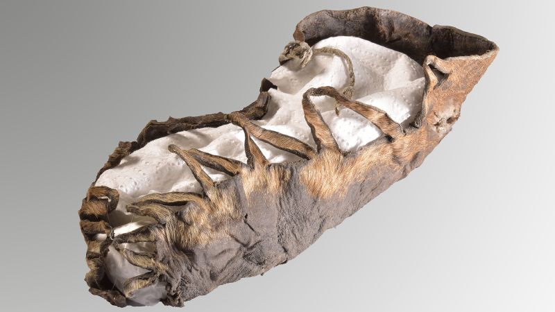 Археолози откриват детска обувка на 2000 години с непокътнати връзки