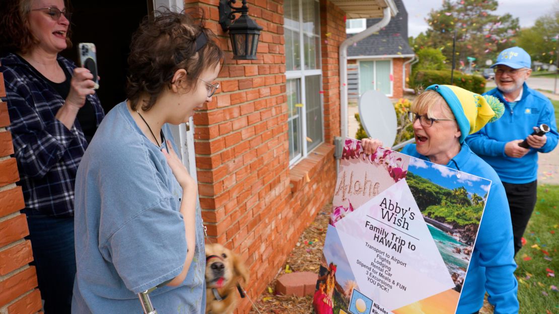 Abigail Savage was surprised at her home by CNN Hero Kelli Ritschel Boehl and volunteers from Nik's Wish to find out her wish was being granted.