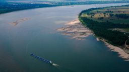 Влекач, тласкащ шлепове, се движи между и около пясъчни наноси сред ниски нива на водата на река Мисисипи в Ливингстън Париш, Луизиана, на 14 септември.