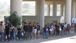 Агенти на граничен патрул обработват стотици мигранти под Международен мост II в Игъл Пас, Тексас, в сряда. 