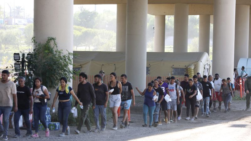 Повече военен персонал се отправя към границата между САЩ и Мексико, докато официалните лица описват увеличаване на броя на преминаващите мигранти