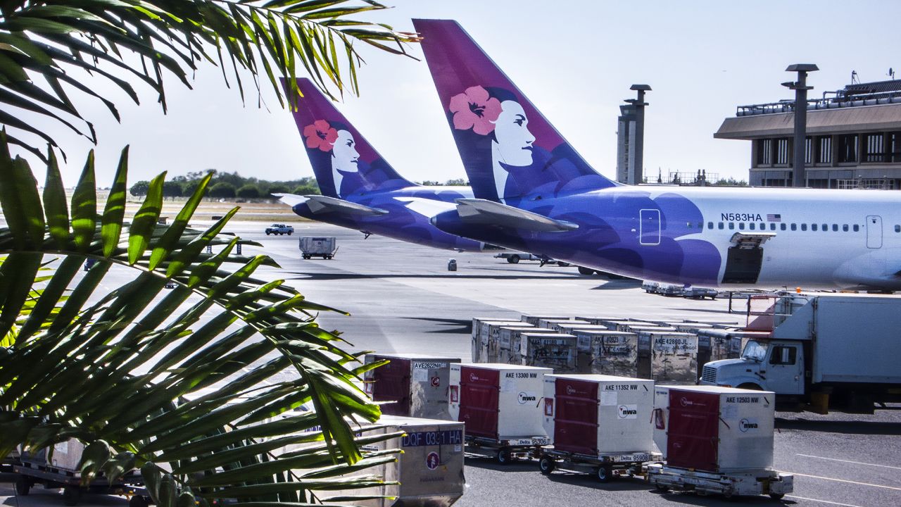 Самолети Boeing 767 на Hawaiian Airlines на летище Хонолулу в Хавай.