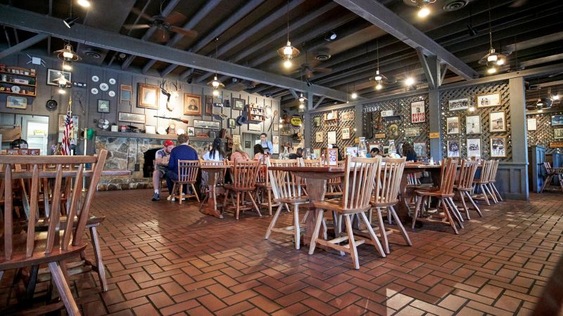 Read more about the article Covid spooked older customers away from Cracker Barrel and Olive Garden. Some aren’t coming back – CNN