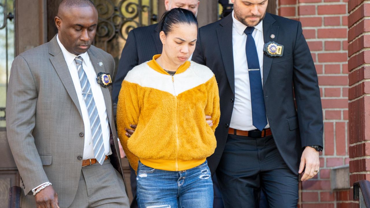La guardería del Bronx donde el niño murió por sospecha de sobredosis tenía una trampilla y drogas escondidas en el piso, dice la policía de Nueva York 2 Grei Méndez es la propietaria y operadora de la guardería.