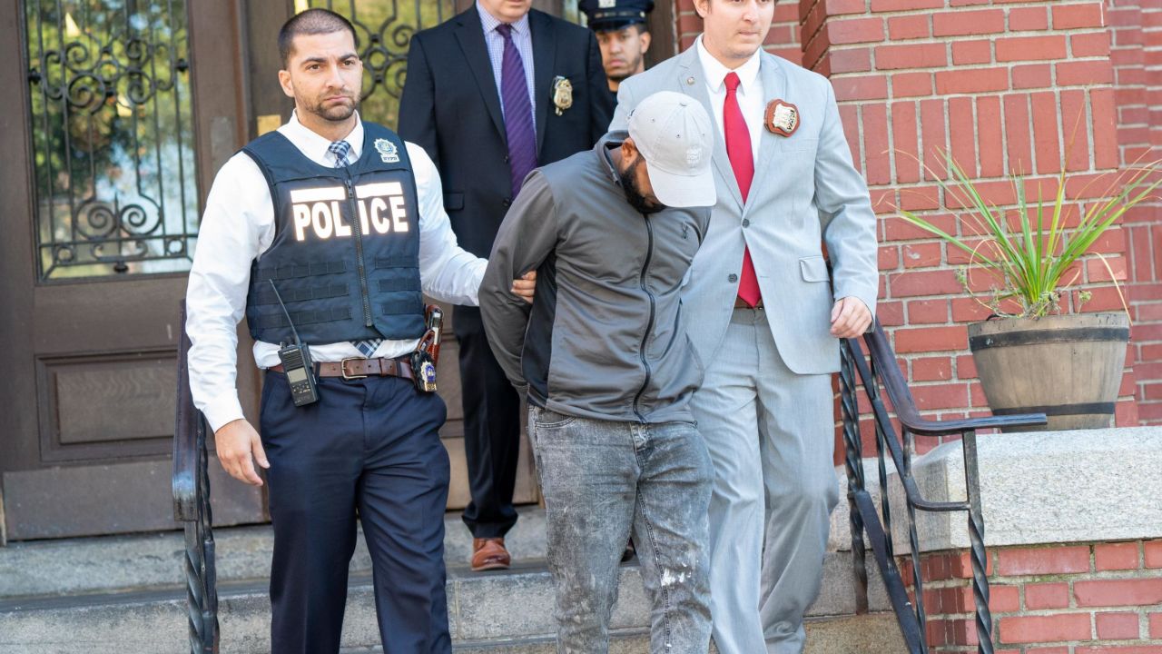 La guardería del Bronx donde el niño murió por sospecha de sobredosis tenía una trampilla y drogas escondidas en el piso, dice la policía de Nueva York 3 Carlisto Acevedo-Brito vivía en un dormitorio dentro de la guardería y es pariente del esposo de Méndez.