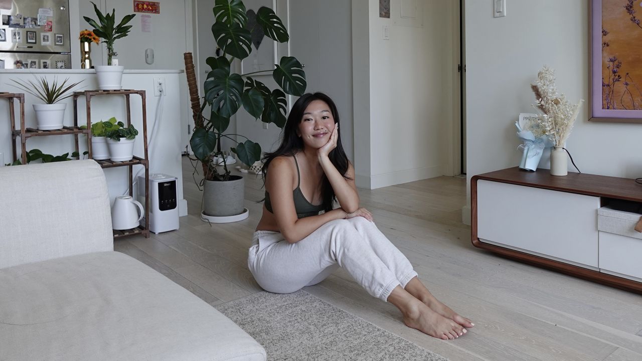 La influencer de estilo de vida Viveca Chow se siente afortunada de haber encontrado un apartamento con alquiler estabilizado en la ciudad de Nueva York.