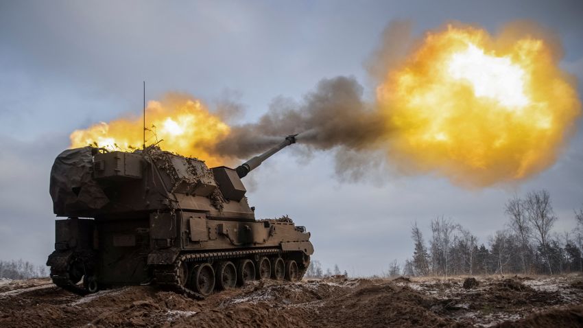 Ukrainian servicemen fire a Polish self-propelled howitzer Krab toward Russian positions, amid Russia's attack on Ukraine, on a frontline in Donetsk region, Ukraine January 17, 2023. REUTERS/Oleksandr Ratushniak