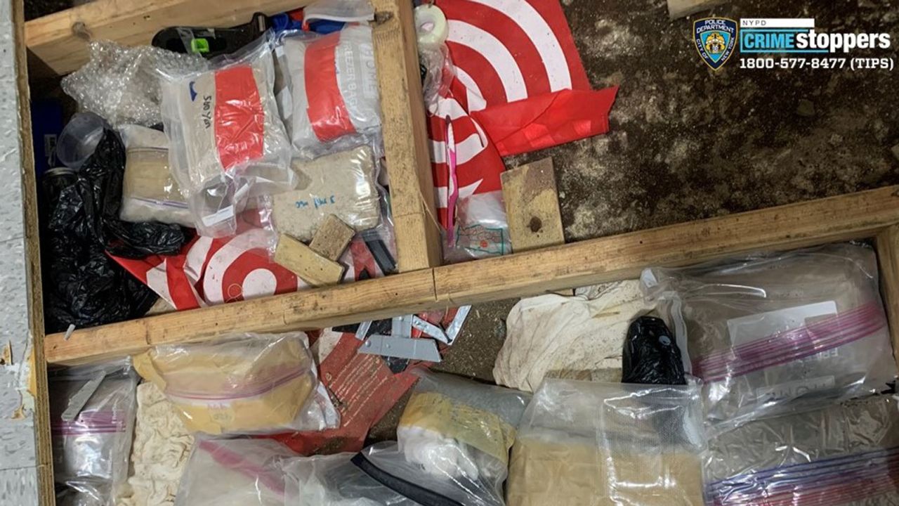 Нюйоркската полиция казва, че голямо количество фентанил и други наркотици са открити в капан на пода в зоната за игра на дневния център.