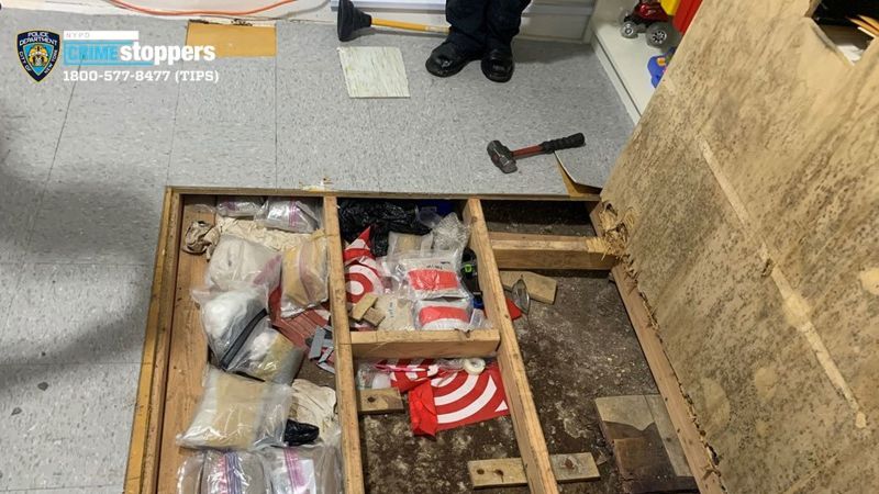 Полицията в Ню Йорк открива капан и наркотици, скрити на пода в дневна градина в Бронкс, където 1-годишно дете е починало поради предполагаема свръхдоза фентанил