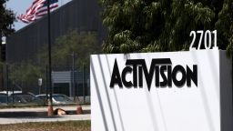  ФАЙЛ – Табела пред постройката на Activision в Санта Моника, Калифорния, 21 юни 2023 година Microsoft преразгледа офертата си за закупуване на производителя на видеоигри Activision Blizzard във вторник, 22 август 2023 година, с цел да успокои английските регулатори на конкуренцията, които са последните огромни затруднение пред затварянето на една от най-големите покупко-продажби в историята на технологиите. (AP Photo/Richard Vogel, File)