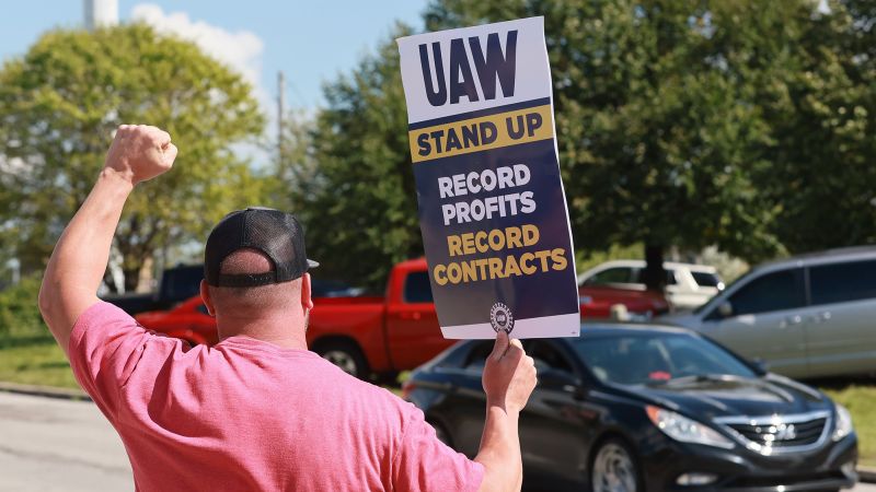 UAW обявява значително разширяване на стачката в GM, Stellantis, но съобщава за напредък в преговорите във Ford