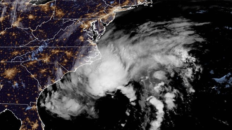 Предупрежденията за тропически бури са в сила на Източното крайбрежие, докато системата се настройва да осигури мокър и ветровит уикенд