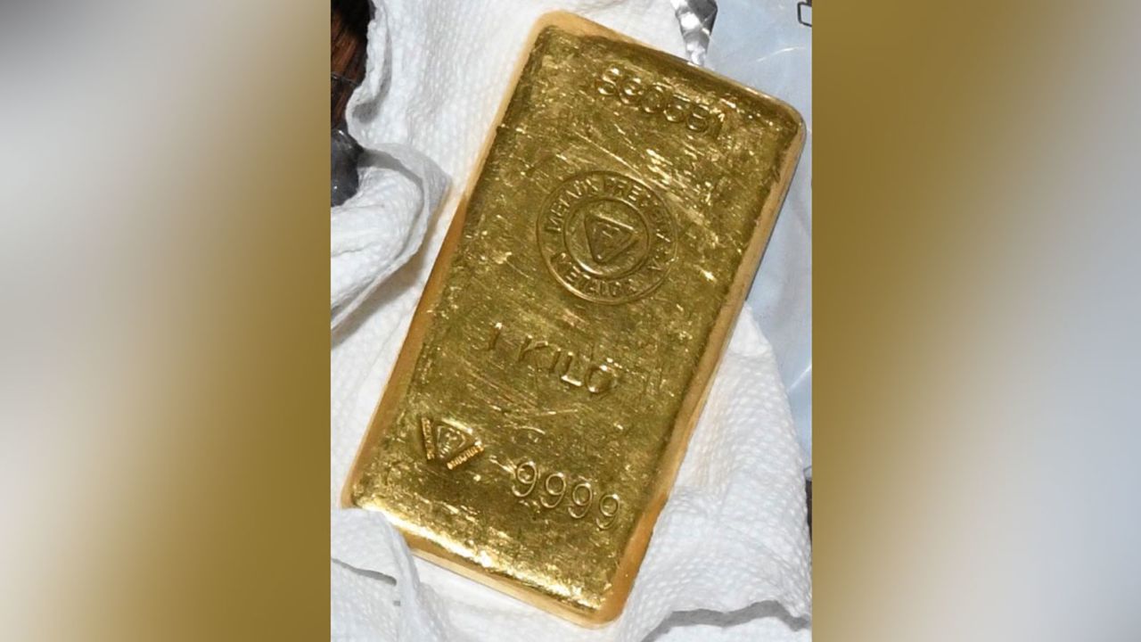 Lingote de oro incautado en casa de Menéndez, según la acusación