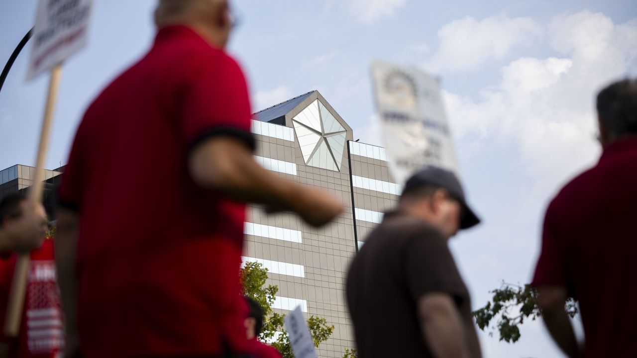 Leden en supporters van de United Auto Workers komen op 20 september 2023 samen op het Noord-Amerikaanse hoofdkantoor van Stellantis in Auburn Hills, Michigan. 