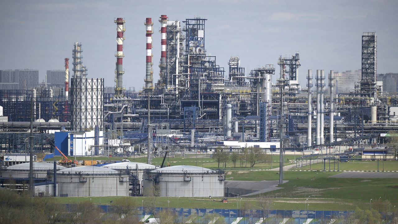 Руски петрол петролната рафинерия на производителя Gazprom Neft в покрайнините на Москва, видяна през април 2022 г.