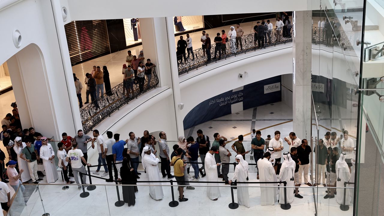 Citizens get in long lines as Apple's latest mobile phone line-up iPhone 15 goes on sale in Doha, Qatar on September 22, 2023. 