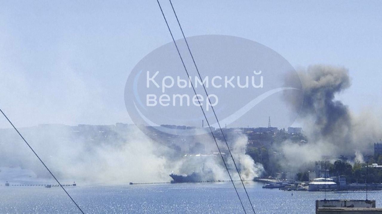  Това изображение, взето от UGC видео, качено в Telegram с воден знак, показва дим, издигащ се от щаба на Черноморския флот на Русия. class=