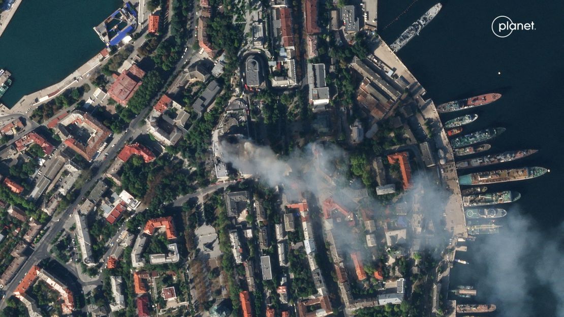 Zdjęcie satelitarne pokazuje kłęby dymu unoszące się nad kwaterą główną rosyjskiej floty czarnomorskiej po ataku rakietowym w Sewastopolu na Krymie 22 września 2023 r.