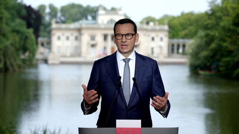 Lenkijos ministras pirmininkas sako ukrainiečiui Zelenskiui: „Daugiau niekada neįžeidinėk lenkų“.
