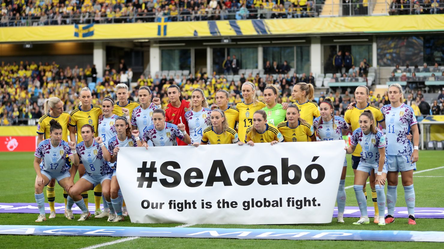 GOTHENBURG, SWEDEN - SEPTEMBER 22: Players of Sweden and Spain hold a banner which reads 'SeAcabo, Our fight is the global fight.' in support of the Spain national women's team prior to the UEFA Womens Nations League match between Sweden and Spain at Gamla Ullevi on September 22, 2023 in Gothenburg, Sweden. (Photo by Linnea Rheborg/Getty Images)