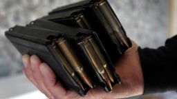  Напълно заредените пълнители бяха предадени с щурмова пушка в програма за обратно изкупуване на оръжия в Сан Франциско, Калифорния, в събота, 5 април 2014 г. 