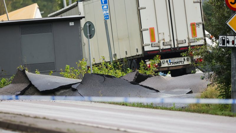Голяма част от магистрала в югозападна Швеция се срути през