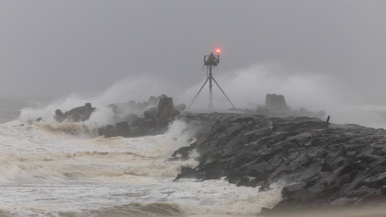 تحطم الأمواج فوق رصيف المراكب الصغيرة في مدخل ماناسكوان بينما تضرب العاصفة الاستوائية أوفيليا شاطئ جيرسي يوم السبت.