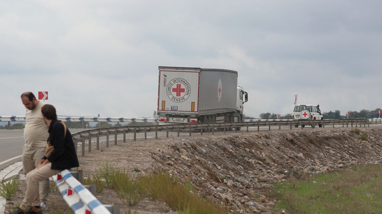 Автомобили на ICRC транспортират хуманитарна помощ за жителите на Нагорни Карабах към арменско-азербайджанската граница на 23 септември.