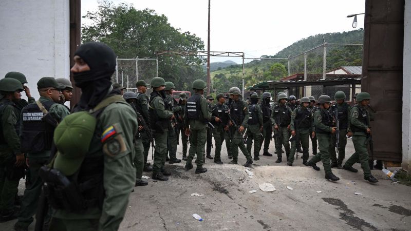 Venezuela recupera el control del penal donde los reclusos construyeron piscinas y restaurantes