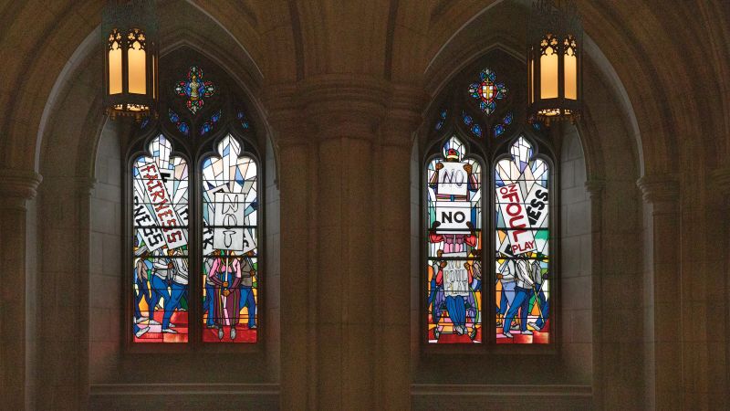Националната катедрала във Вашингтон разкри в събота четири нови стъклописа
