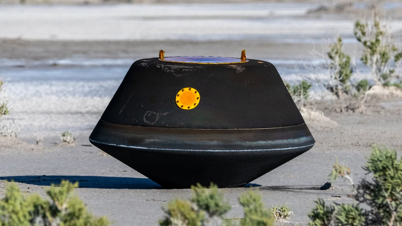 A cápsula de retorno da amostra sofreu carbonização devido às temperaturas extremas que encontrou na reentrada, mas a amostra do asteroide permaneceu isolada com segurança em seu interior.