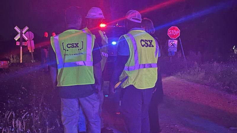 6 души загинаха, включително 3 деца, след като влак блъсна SUV, разбивайки го „като кутия за безалкохолни напитки“, казва шерифът на Флорида