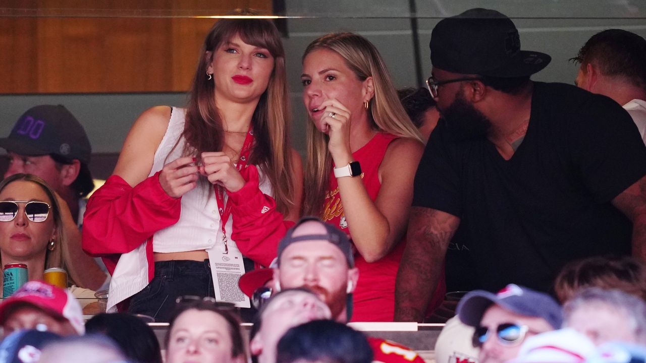 Taylor Swift cheers on Travis Kelce at Kansas City Chiefs game | Politics & News