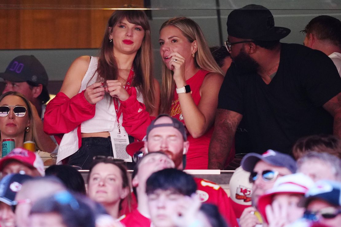 Taylor Swift rocks beanie with Travis Kelce's number for Chiefs game