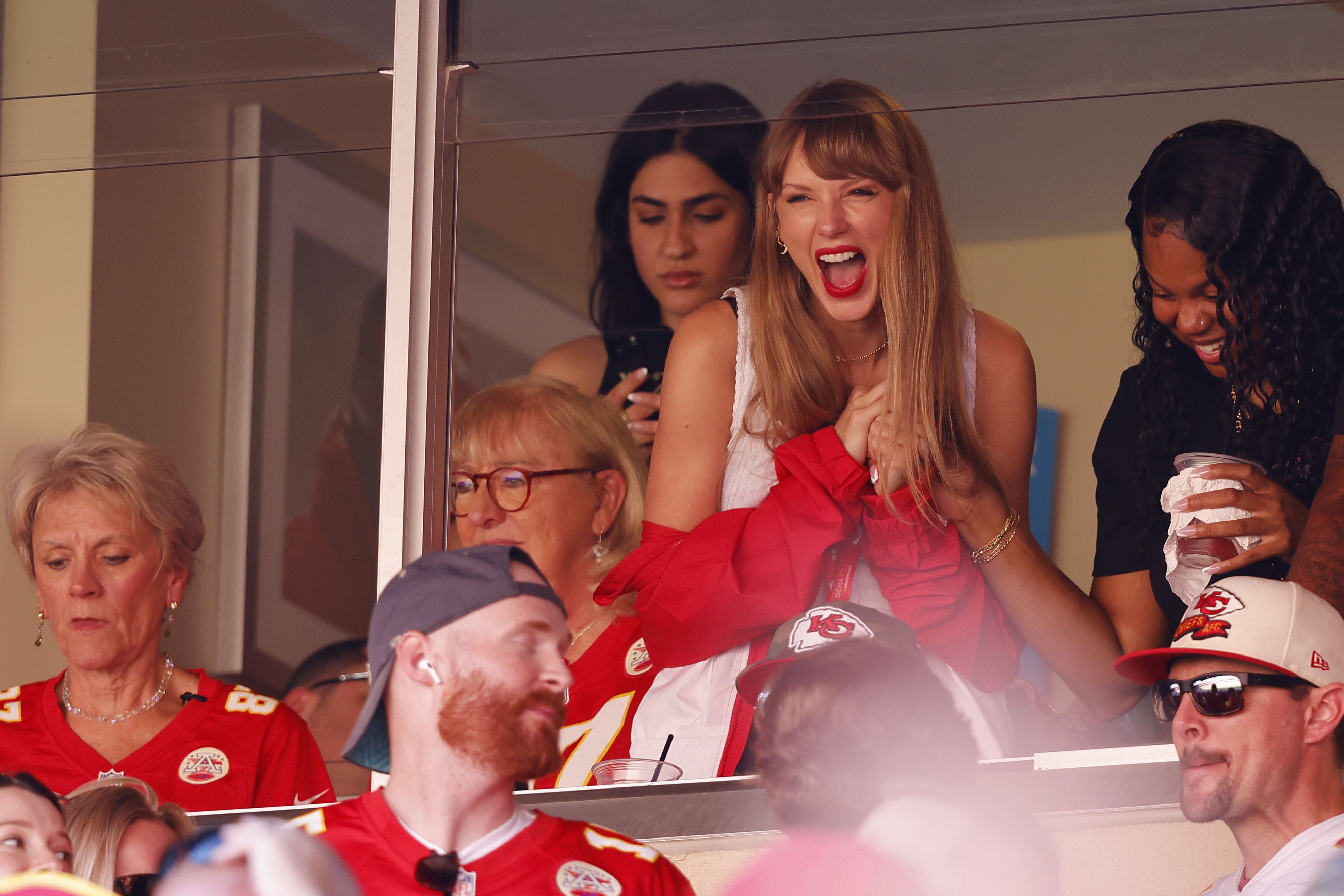 Taylor Swift Cheers on Travis Kelce at Kansas City Chiefs Game