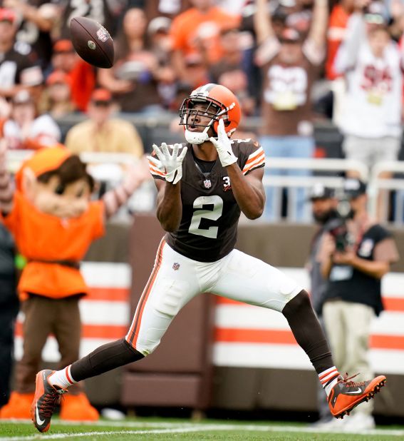 Cleveland Browns wide receiver Amari Cooper pulls in a catch for a touchdown during the Browns' 27-3 victory over the Tennessee Titans at Cleveland Browns Stadium. 