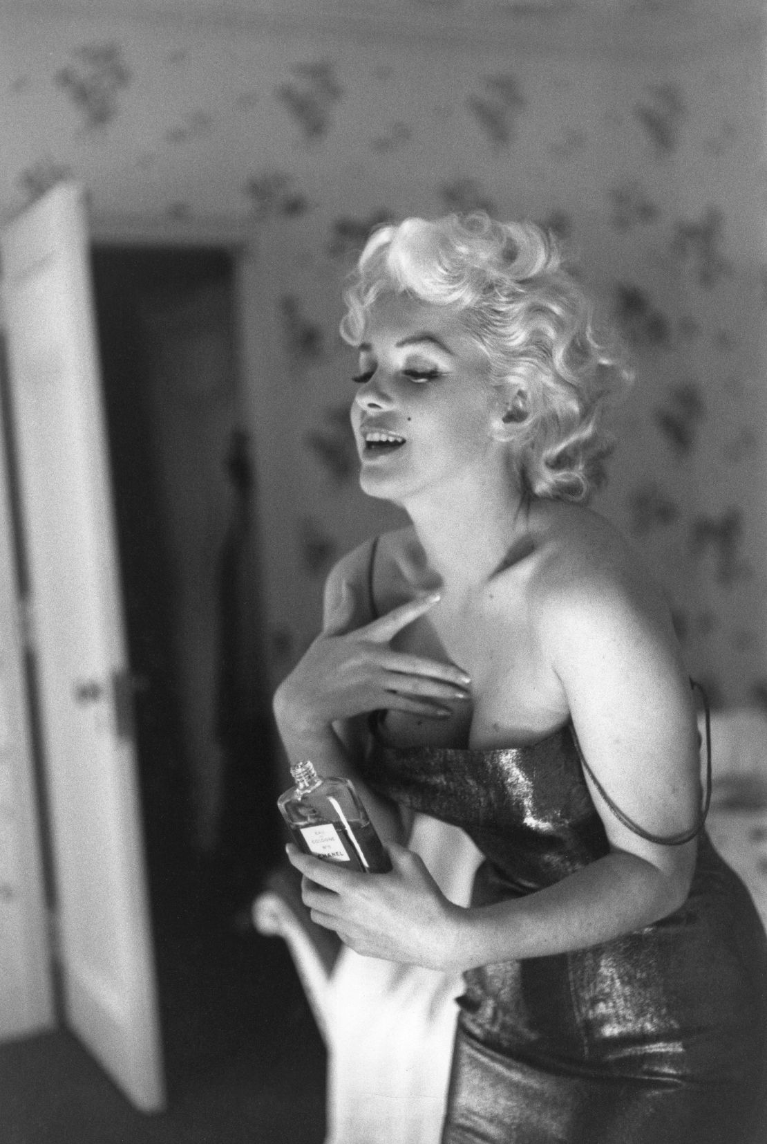 NEW YORK - MARCH 24: Actress Marilyn Monroe gets ready to go see the play "Cat On A Hot Tin Roof" playfully applying her make up and Chanel No. 5 Perfume on March 24, 1955 at the Ambassador Hotel in New York City, New York. (Photo by Ed Feingersh/Michael Ochs Archives/Getty Images)