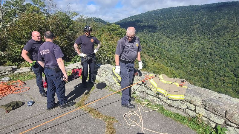 Жена почина, след като падна на повече от 100 фута от гледка към водопад на Blue Ridge Parkway в Северна Каролина