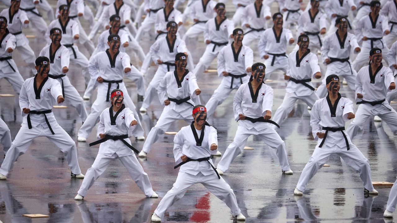 Los soldados surcoreanos realizan una demostración de taekwondo durante el evento.