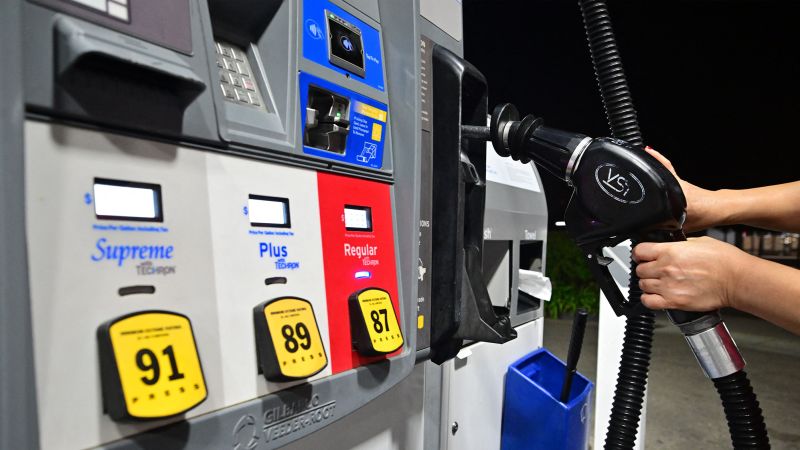 NextImg:US consumer confidence levels tumbled again this month | CNN Business