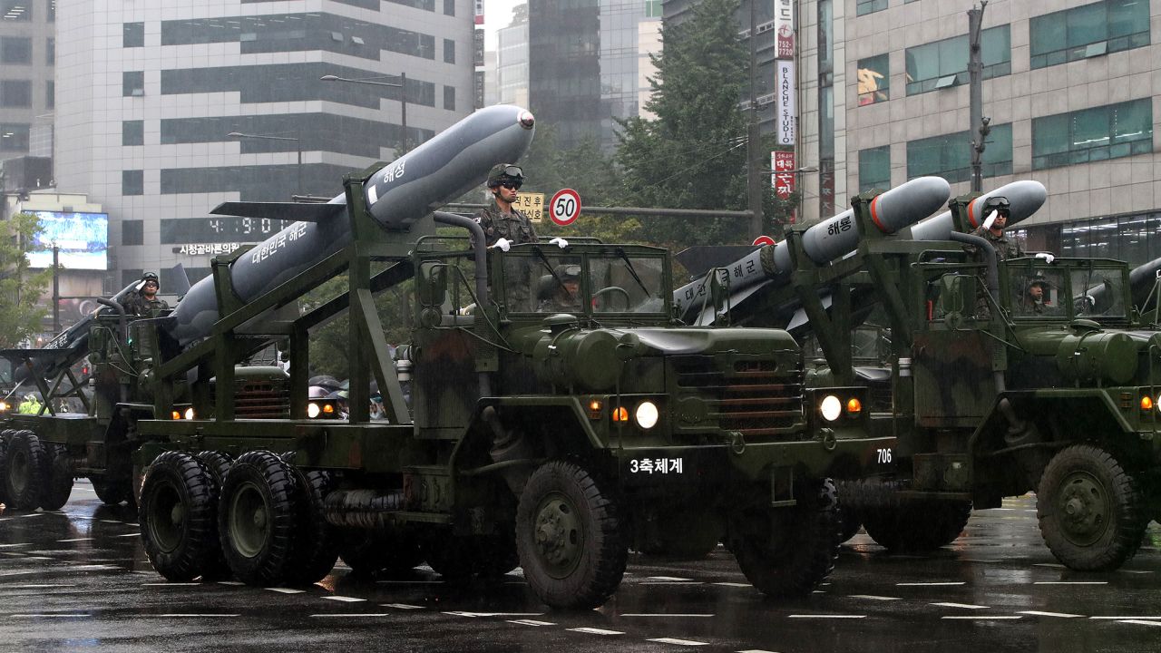 Armamento y vehículos surcoreanos se exhibieron durante un desfile en Seúl el 26 de septiembre de 2023.