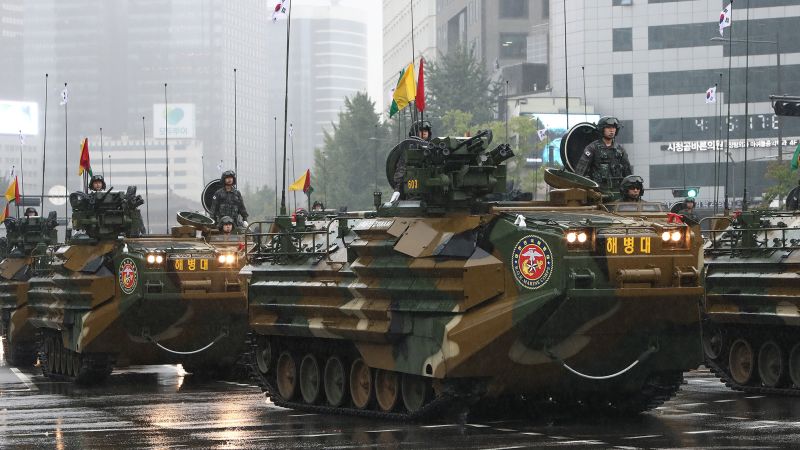 Южна Корея демонстрира арсенал от модерни оръжия на военен парад