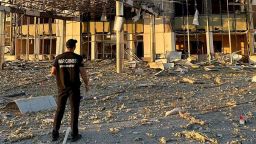 Член от персонала на Одеската областна прокуратура оглежда щетите след руска военна атака, на фона на нахлуването на страната в Украйна, в Одеса, Украйна, на това изображение, публикувано на 25 септември 2023 г. 