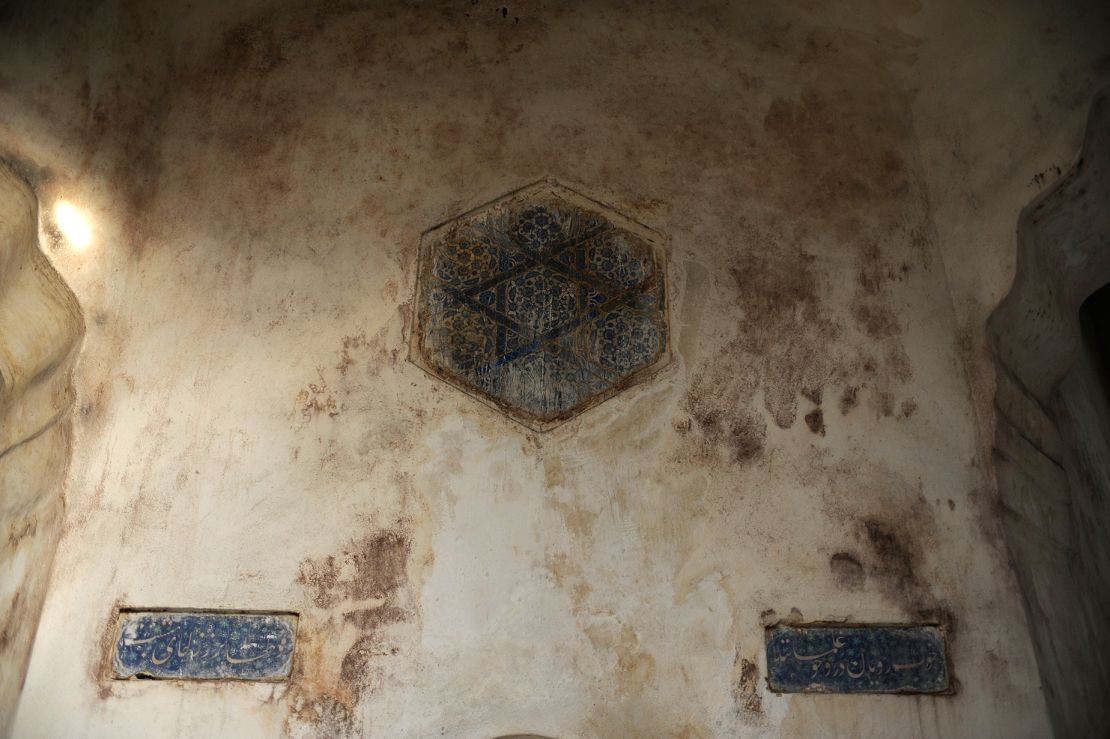 Hexagonal panel and two hammamiye panels - Hot room of the men_s section of Zeyrek Çinili Hamam before restoration, Sıtkı Kösemen, 2010