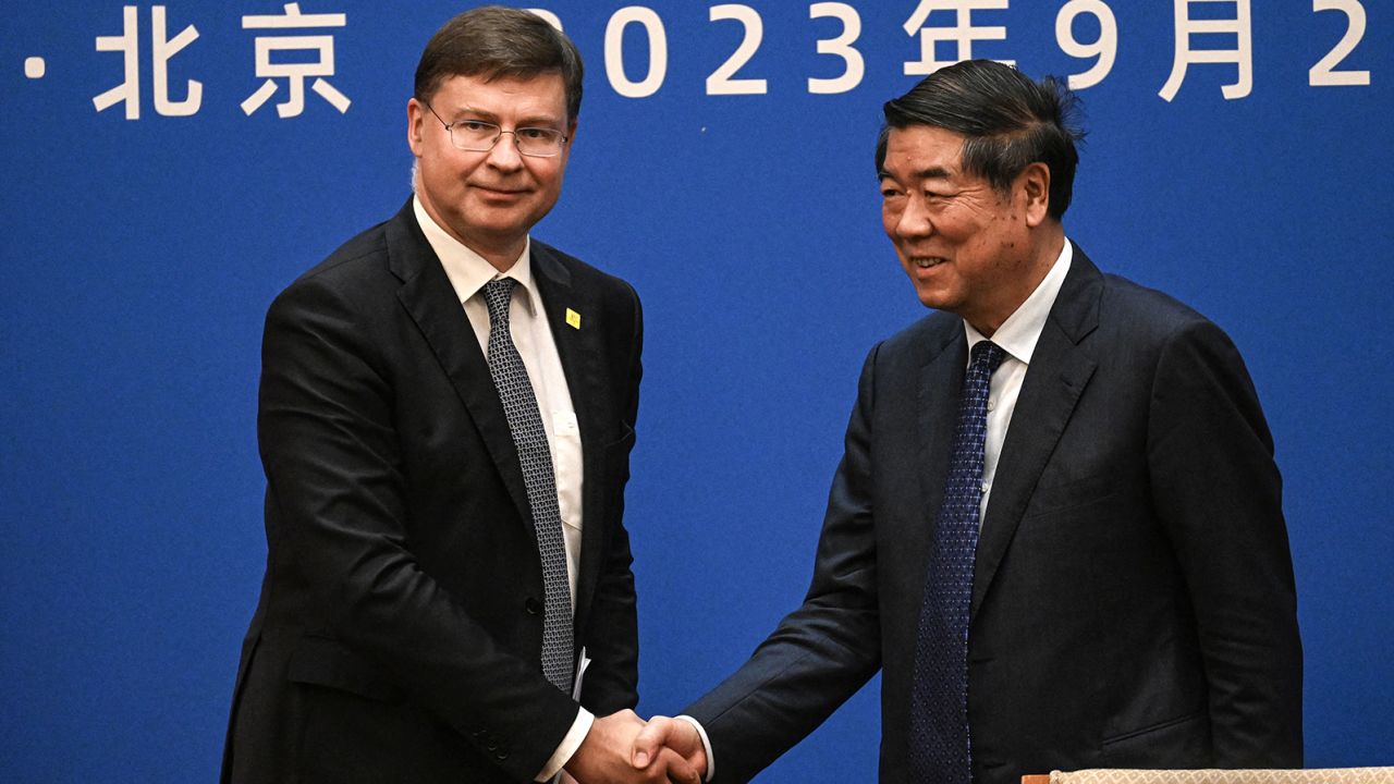 European Commissioner for Trade Valdis Dombrovskis and Chinese Vice Premier He Lifeng at the Diaoyutai state guesthouse in Beijing on Monday.